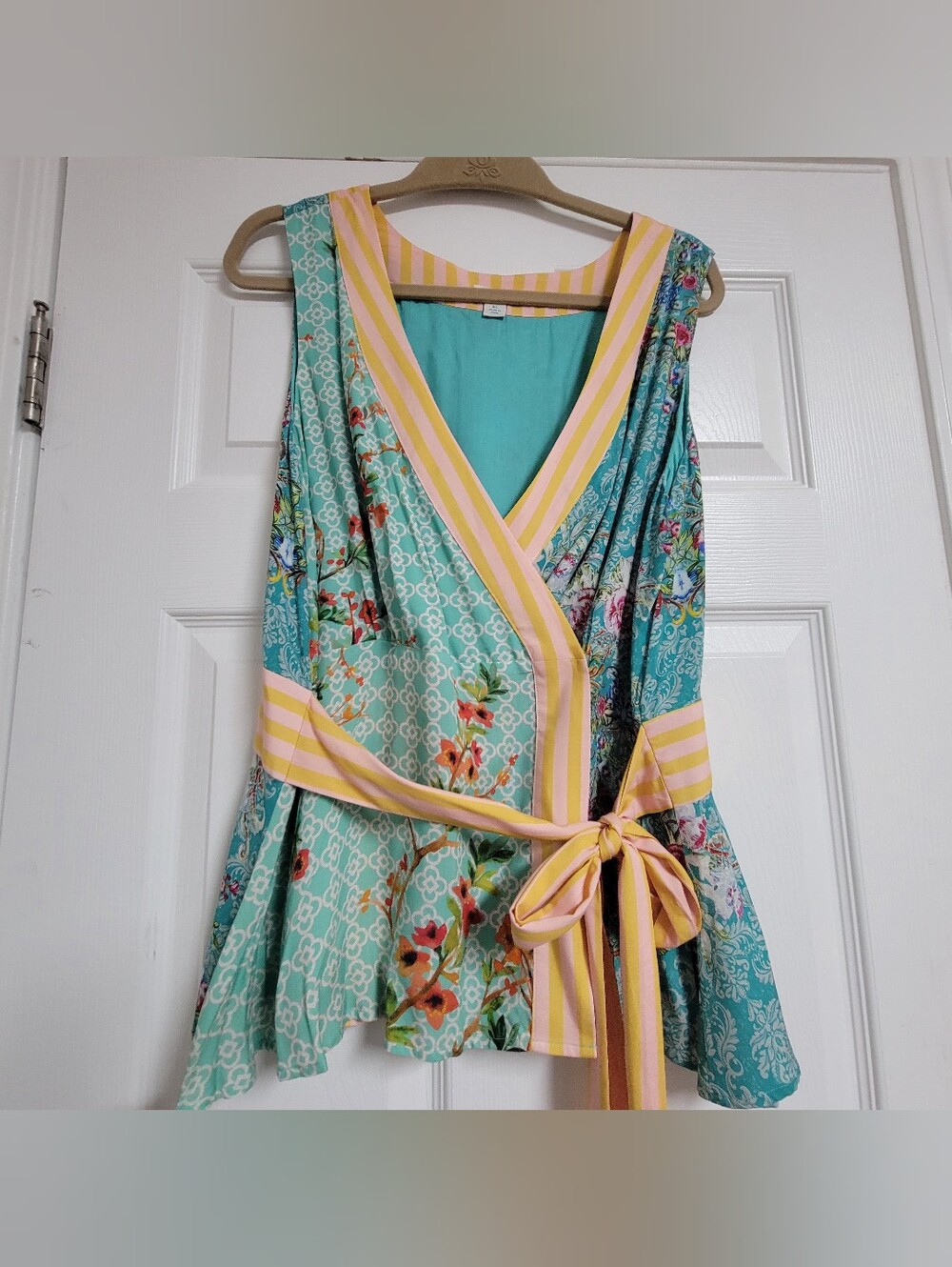 Sundance Sleeveless Floral Wrap Top in Aqua with Pink-Yellow Trim Size XL.
